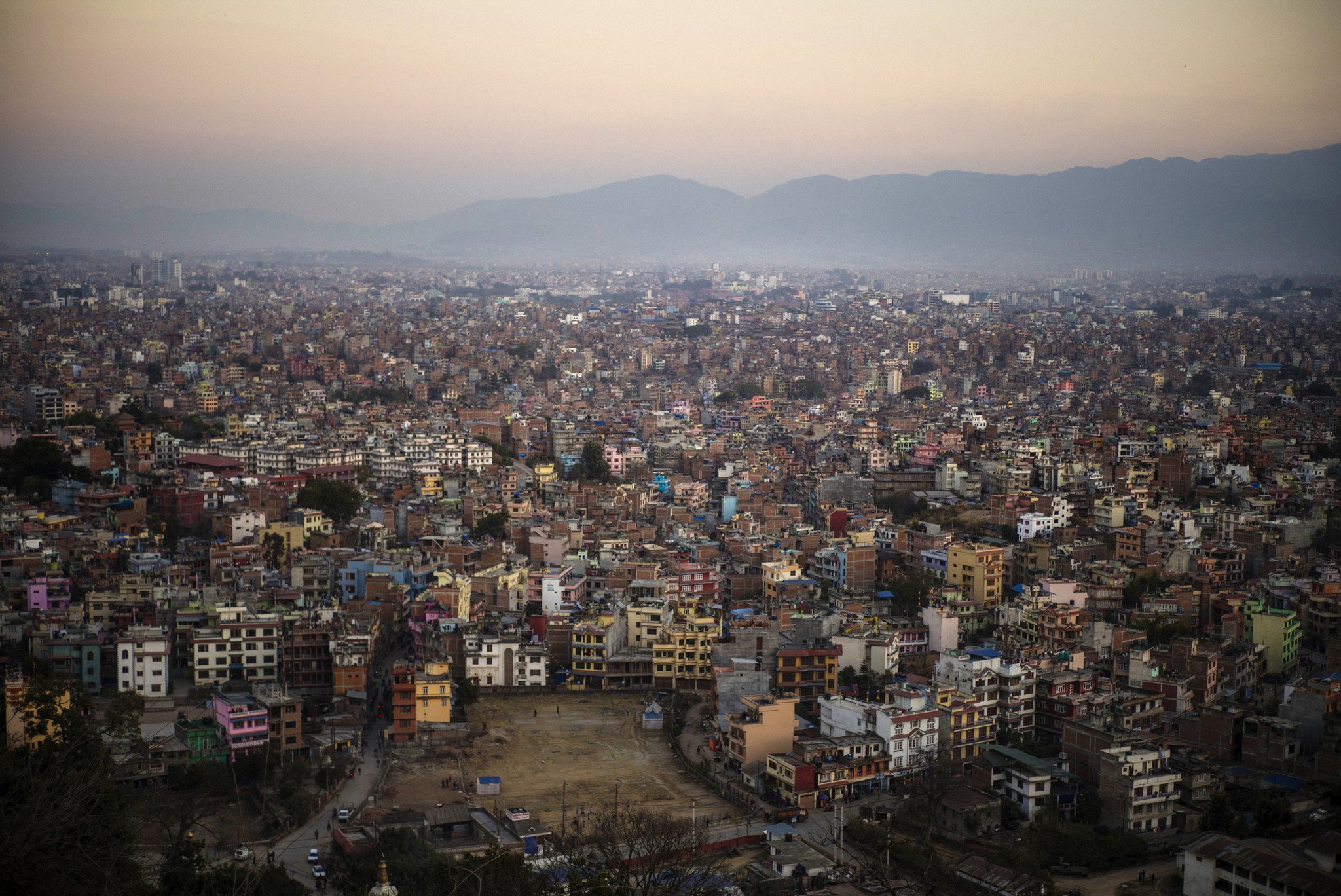 尼泊爾受大地震重創，至今仍在努力復原，圖為加德滿都地震後景貌。（攝影︰Kieran Doherty /樂施會）